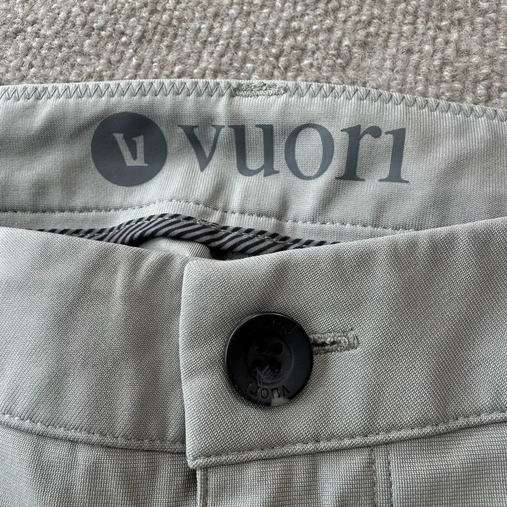Vuori Men's Cascade Tech Chino Pants Fog Gray Size 33